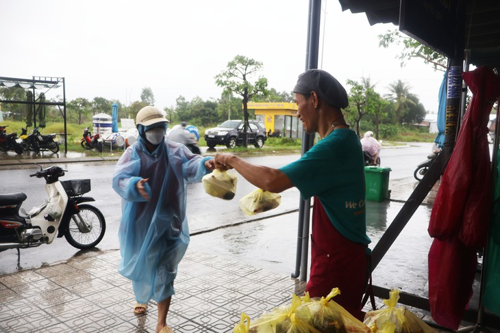 Mưa lũ ở Đà Nẵng: Tình người giữa dòng nước chảy xiết- Ảnh 3.