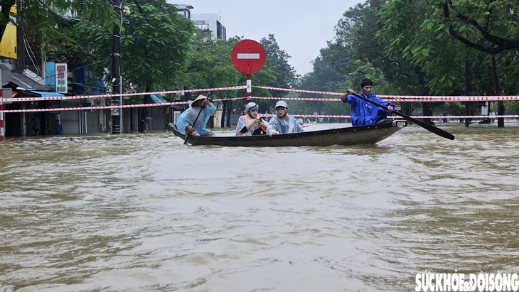 Người dân sống bên Kinh thành Huế: 'Nước lên rất nhanh, có lẽ chỉ thua lũ năm 1999'- Ảnh 1.