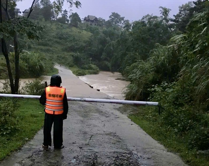 Mưa to, nhiều nơi tại Quảng Trị ngập lụt, học sinh phải nghỉ học- Ảnh 2.