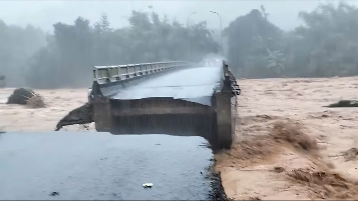 Lũ cuốn trôi chân cầu ở Huế, quân đội di chuyển khẩn cấp hàng chục bệnh nhân- Ảnh 1.