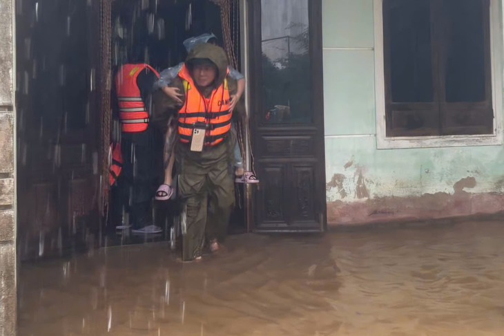 Mưa lũ vượt mốc lịch sử, Thủ tướng chỉ đạo ứng phó khẩn cấp tại Trung Bộ- Ảnh 1.