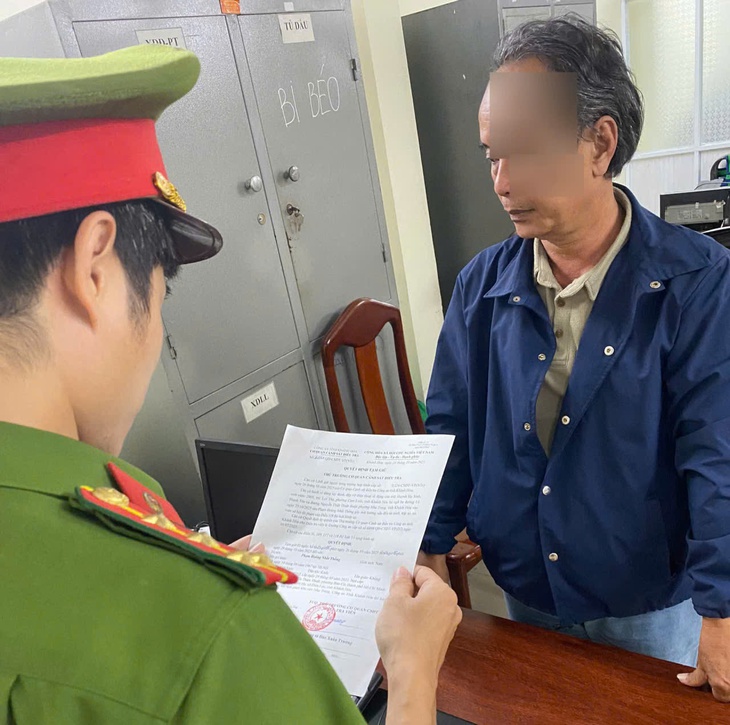 Tạm giữ người đàn ông tấn công tài xế sau va chạm giao thông ở Nha Trang- Ảnh 1.