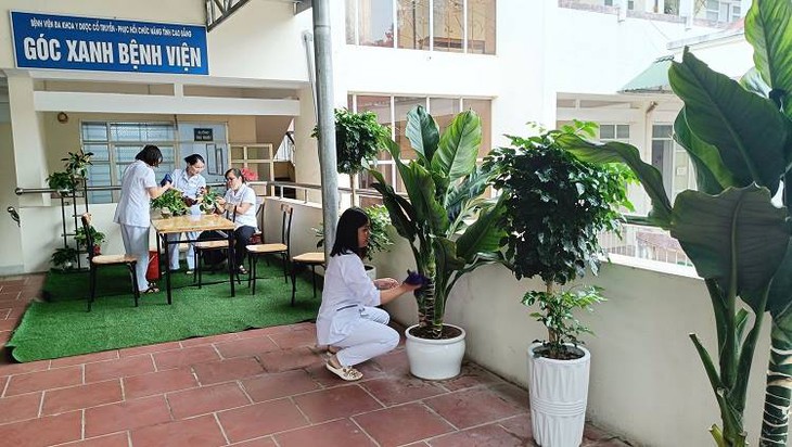 Ngành Y tế Cao Bằng nỗ lực giảm thiểu chất thải nhựa, bảo vệ môi trường- Ảnh 1.