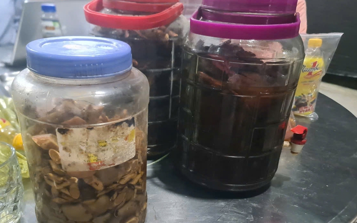 Truy tìm tung tích thi thể nữ giới, mặc áo khoác trôi dạt vào bờ biển- Ảnh 3.