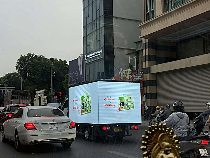 Xe tải biến thành 'biển quảng cáo di động' bị xử phạt- Ảnh 3. Xe tải biến thành 'biển quảng cáo di động' bị xử phạt- Ảnh 3.