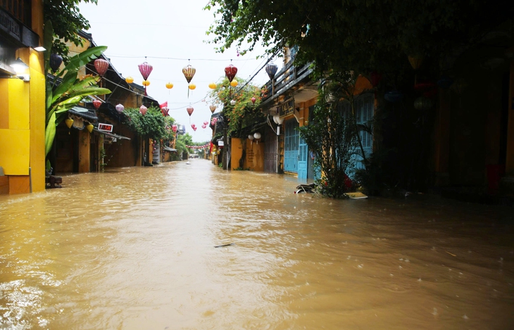 Hội An ngập sâu, phố cổ 'hóa' sông, người dân bì bõm chạy lũ- Ảnh 1.