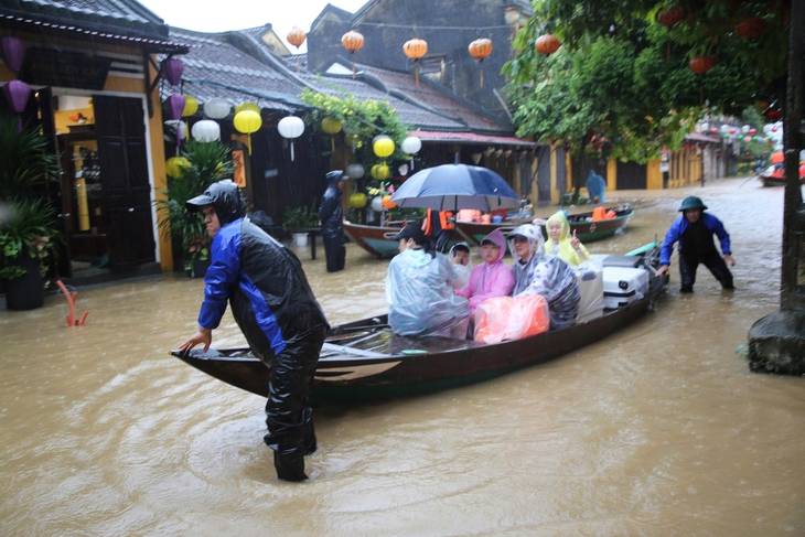 Hội An ngập sâu, phố cổ 'hóa' sông, người dân bì bõm chạy lũ- Ảnh 11.