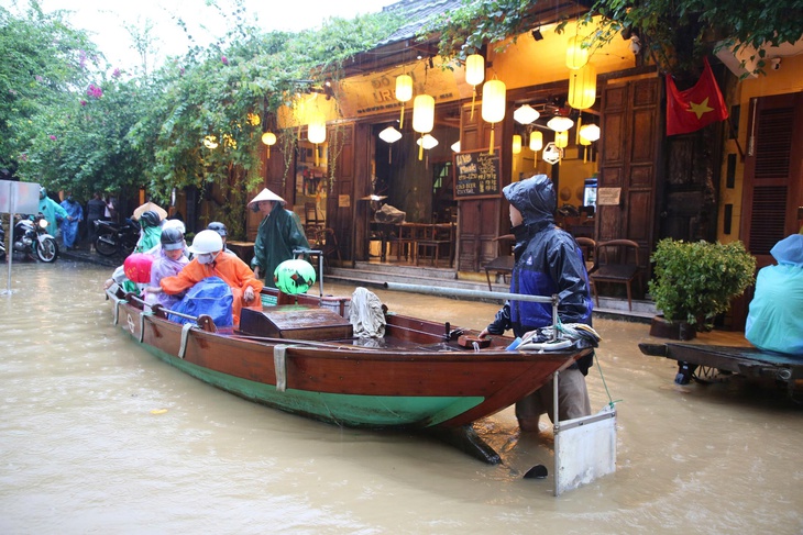 Hội An ngập sâu, phố cổ 'hóa' sông, người dân bì bõm chạy lũ- Ảnh 2.