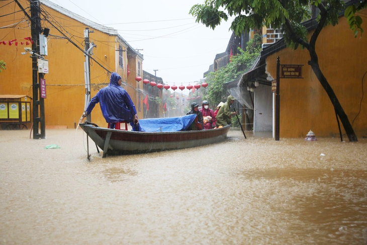Hội An ngập sâu, phố cổ 'hóa' sông, người dân bì bõm chạy lũ- Ảnh 4.