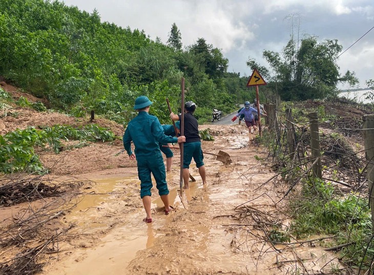 Mưa lớn gây sạt lở, hàng trăm hộ dân ở Đà Nẵng bị cô lập- Ảnh 4.