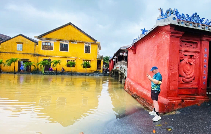 Hội An ngập sâu, phố cổ 'hóa' sông, người dân bì bõm chạy lũ- Ảnh 5.