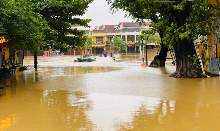 Hội An ngập sâu, phố cổ 'hóa' sông, người dân bì bõm chạy lũ- Ảnh 6.