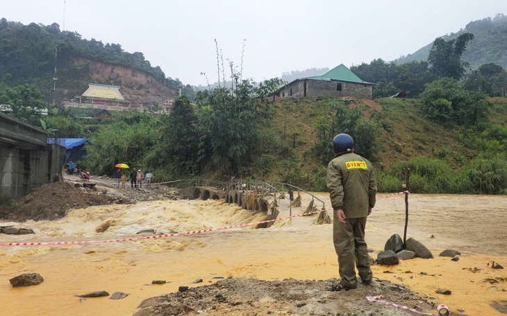Mưa lớn gây sạt lở, hàng trăm hộ dân ở Đà Nẵng bị cô lập