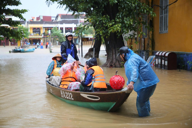 Hội An ngập sâu, phố cổ 'hóa' sông, người dân bì bõm chạy lũ- Ảnh 9.