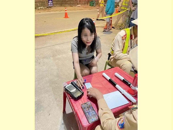 Người phụ nữ 'cố thủ' trong nhà khi bị kiểm tra nồng độ cồn ở Thái Nguyên- Ảnh 1. Người phụ nữ 'cố thủ' trong nhà khi bị kiểm tra nồng độ cồn ở Thái Nguyên- Ảnh 1.