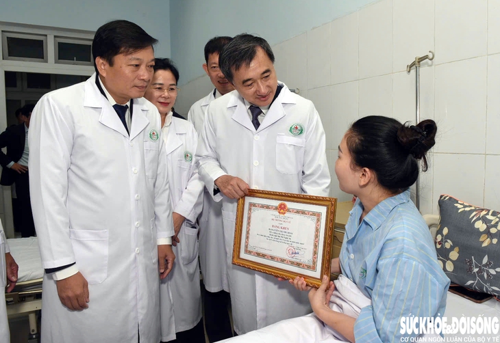 Thứ trưởng Bộ Y tế trao Bằng khen của Bộ trưởng Bộ Y tế cho điều dưỡng Nguyễn Thị Thu Hoài. Thứ trưởng Bộ Y tế trao Bằng khen của Bộ trưởng Bộ Y tế cho điều dưỡng Nguyễn Thị Thu Hoài.