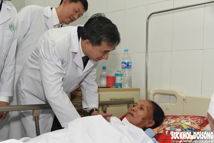 Bộ Y tế và UBND tỉnh Nghệ An trao Bằng khen cho 1 tập thể, 8 cá nhân dũng cảm bảo vệ bệnh nhân tại Bệnh viện Sản Nhi Nghệ An- Ảnh 8. Bộ Y tế và UBND tỉnh Nghệ An trao Bằng khen cho 1 tập thể, 8 cá nhân dũng cảm bảo vệ bệnh nhân tại Bệnh viện Sản Nhi Nghệ An- Ảnh 8.