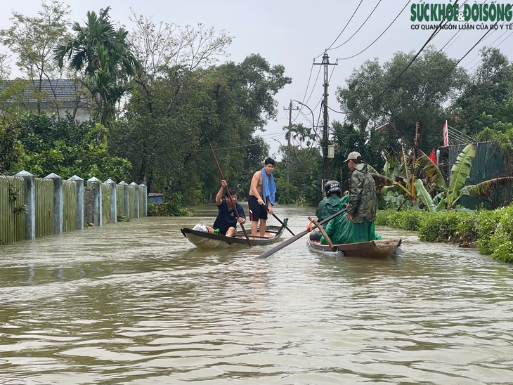Người dân lên gác mái chật hẹp sinh hoạt chờ lũ rút- Ảnh 4.
