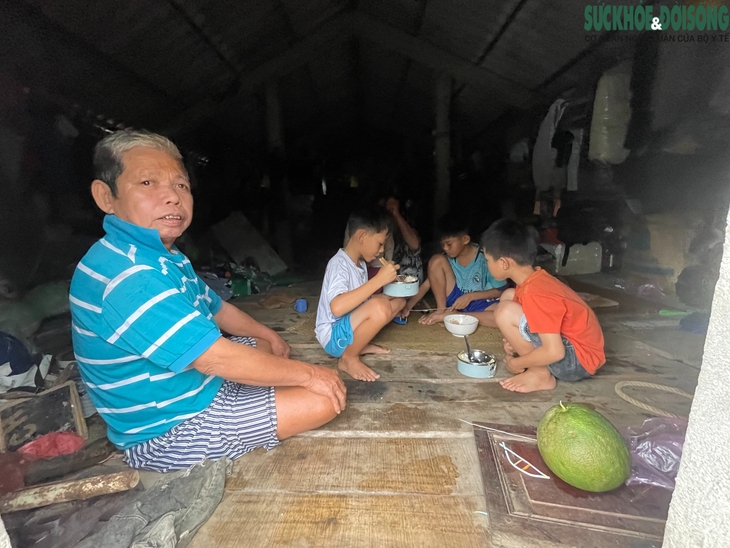 Người dân lên gác mái chật hẹp sinh hoạt chờ lũ rút- Ảnh 6.