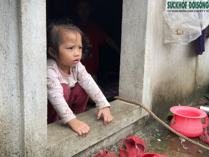 Người dân lên gác mái chật hẹp sinh hoạt chờ lũ rút- Ảnh 13.