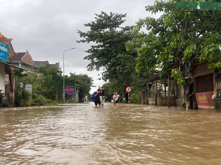 Người dân lên gác mái chật hẹp sinh hoạt chờ lũ rút- Ảnh 18.