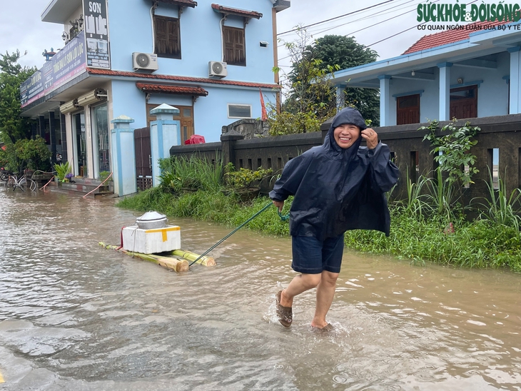 Người dân lên gác mái chật hẹp sinh hoạt chờ lũ rút- Ảnh 20.