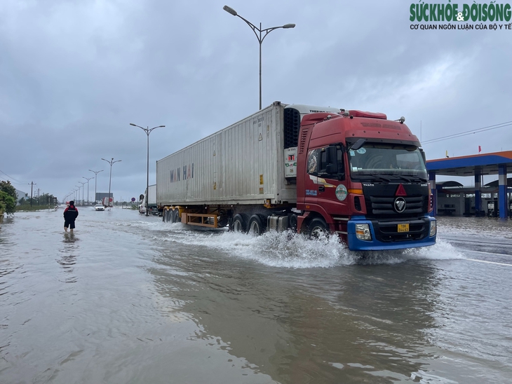 Người dân lên gác mái chật hẹp sinh hoạt chờ lũ rút- Ảnh 21.