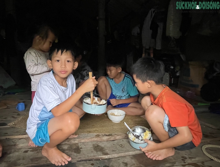 Người dân lên gác mái chật hẹp sinh hoạt chờ lũ rút- Ảnh 8.