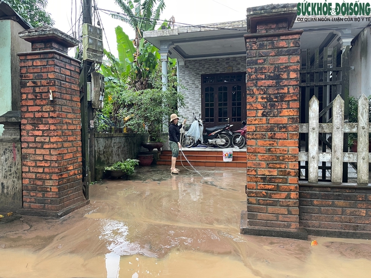 Người dân lên gác mái chật hẹp sinh hoạt chờ lũ rút- Ảnh 23.