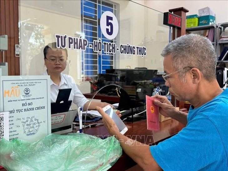 Không cần xuất trình bản chính, bản sao các giấy tờ đã tích hợp trên VNeID khi chứng thực- Ảnh 1.