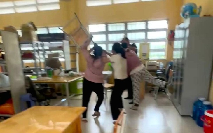 Phụ huynh hành hung giáo viên sẽ bị xử lý thế nào?
