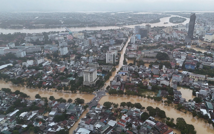 Ngập lụt ở Huế còn phức tạp và kéo dài, hơn 200.000 hộ dân đang mất điện