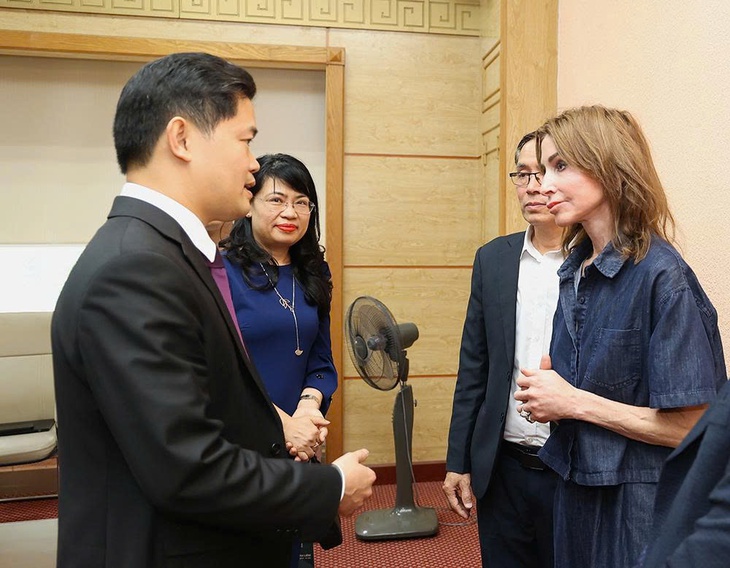 Thứ trưởng Thường trực Bộ Y tế Vũ Mạnh Hà tiếp Tổ chức Facing The World- Ảnh 1.