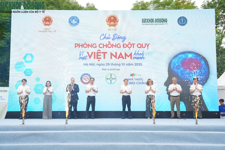 Người dân hào hứng tầm soát sức khỏe hưởng ứng Ngày Thế giới Phòng chống Đột quỵ- Ảnh 1.