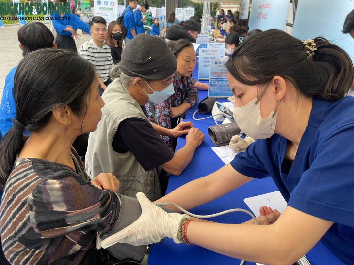 Người dân hào hứng tầm soát sức khỏe hưởng ứng Ngày Thế giới Phòng chống Đột quỵ- Ảnh 3.