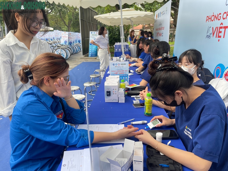 Người dân hào hứng tầm soát sức khỏe hưởng ứng Ngày Thế giới Phòng chống Đột quỵ- Ảnh 4.