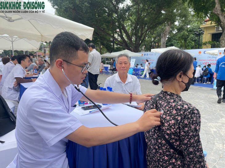 Người dân hào hứng tầm soát sức khỏe hưởng ứng Ngày Thế giới Phòng chống Đột quỵ- Ảnh 5.