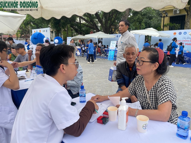 Người dân hào hứng tầm soát sức khỏe hưởng ứng Ngày Thế giới Phòng chống Đột quỵ- Ảnh 6.