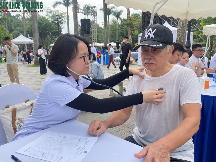 Người dân hào hứng tầm soát sức khỏe hưởng ứng Ngày Thế giới Phòng chống Đột quỵ- Ảnh 7.