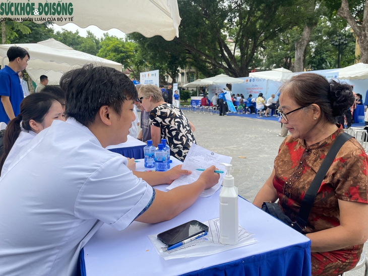 Người dân hào hứng tầm soát sức khỏe hưởng ứng Ngày Thế giới Phòng chống Đột quỵ- Ảnh 8.