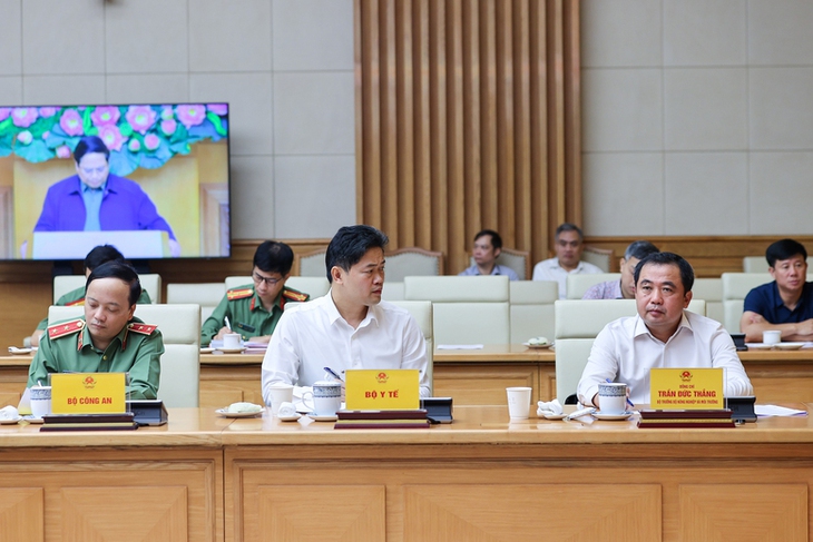 Thủ tướng: Bằng mọi biện pháp tiếp tế cho người dân tại nơi ngập sâu, chia cắt, sạt lở ở miền Trung- Ảnh 4.