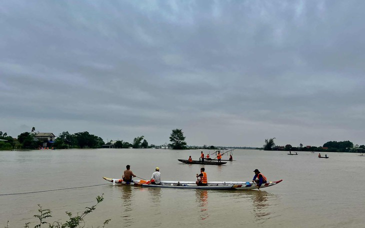 Xót xa tân sinh viên nghi bị nước cuốn mất tích trên phố ngập- Ảnh 2.