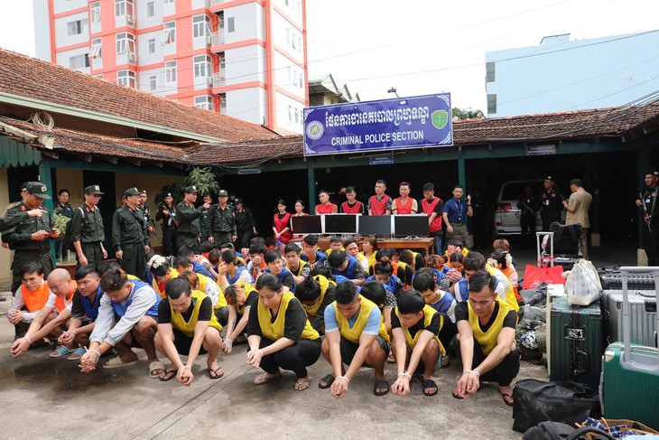 Đánh sập 'đại bản doanh' lừa đảo qua mạng ở Campuchia, bắt 59 đối tượng- Ảnh 2.