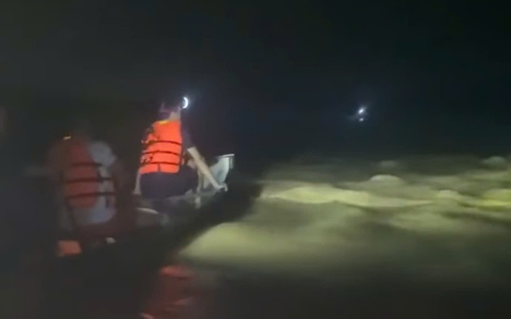 Lật ghe, 2 cha con mất tích