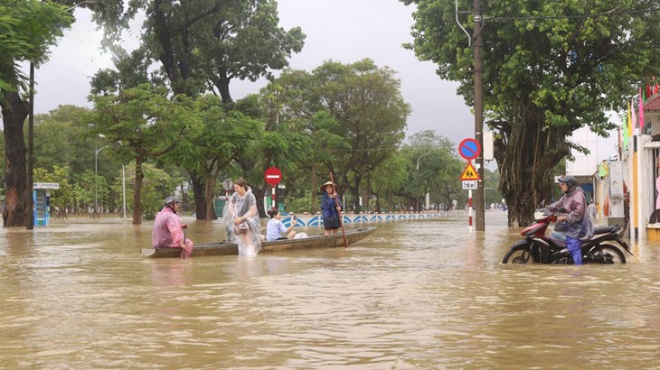 Tổ hợp đa thiên tai gây mưa lũ lịch sử ở miền Trung- Ảnh 2. Tổ hợp đa thiên tai gây mưa lũ lịch sử ở miền Trung- Ảnh 2.