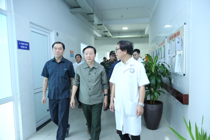 Phó Thủ tướng Chính phủ thăm và động viên nhân viên y tế, người bệnh vùng lũ ở Huế- Ảnh 1. Phó Thủ tướng Chính phủ thăm và động viên nhân viên y tế, người bệnh vùng lũ ở Huế- Ảnh 1.