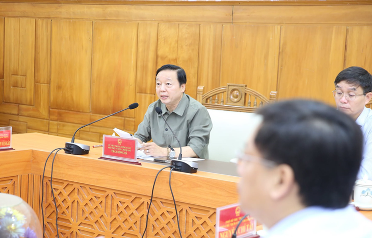 Thủ tướng: Bằng mọi biện pháp tiếp tế cho người dân tại nơi ngập sâu, chia cắt, sạt lở ở miền Trung- Ảnh 3.