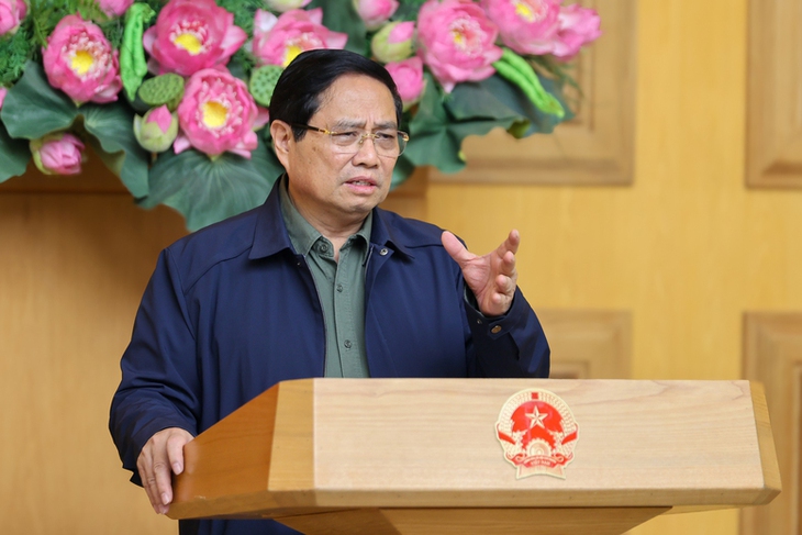 Thủ tướng: Bằng mọi biện pháp tiếp tế cho người dân tại nơi ngập sâu, chia cắt, sạt lở ở miền Trung- Ảnh 2.