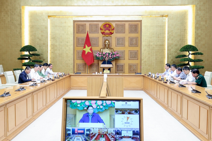Thủ tướng: Bằng mọi biện pháp tiếp tế cho người dân tại nơi ngập sâu, chia cắt, sạt lở ở miền Trung- Ảnh 1.