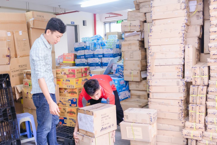 TPHCM tiếp nhận hơn 174 tỷ đồng, 10 nghìn túi thuốc, 120 tấn gạo và nhu yếu phẩm hỗ trợ đồng bào gặp bão, lũ- Ảnh 1.